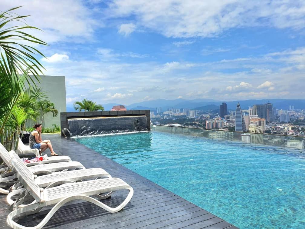 Regalia Suites Klcc View Rooftop Infinity Pool By Angkasa Homes กัวลาลัมเปอร์ ภายนอก รูปภาพ