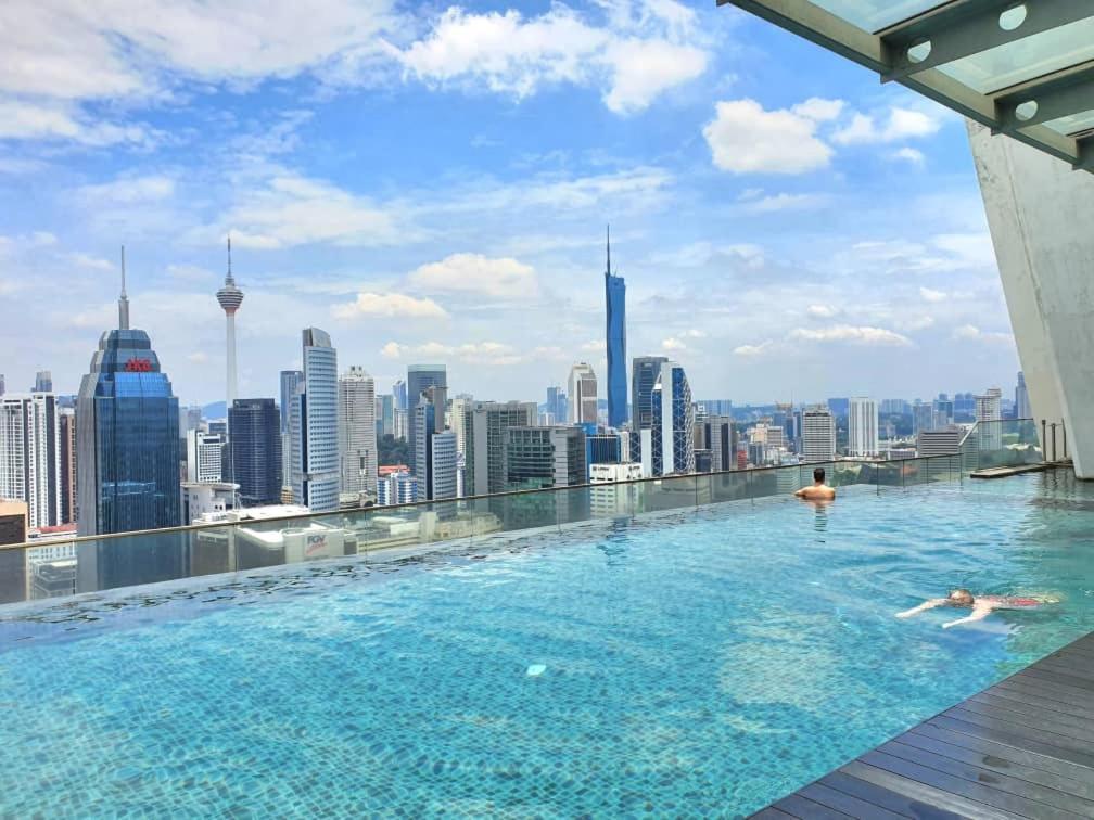 Regalia Suites Klcc View Rooftop Infinity Pool By Angkasa Homes กัวลาลัมเปอร์ ภายนอก รูปภาพ