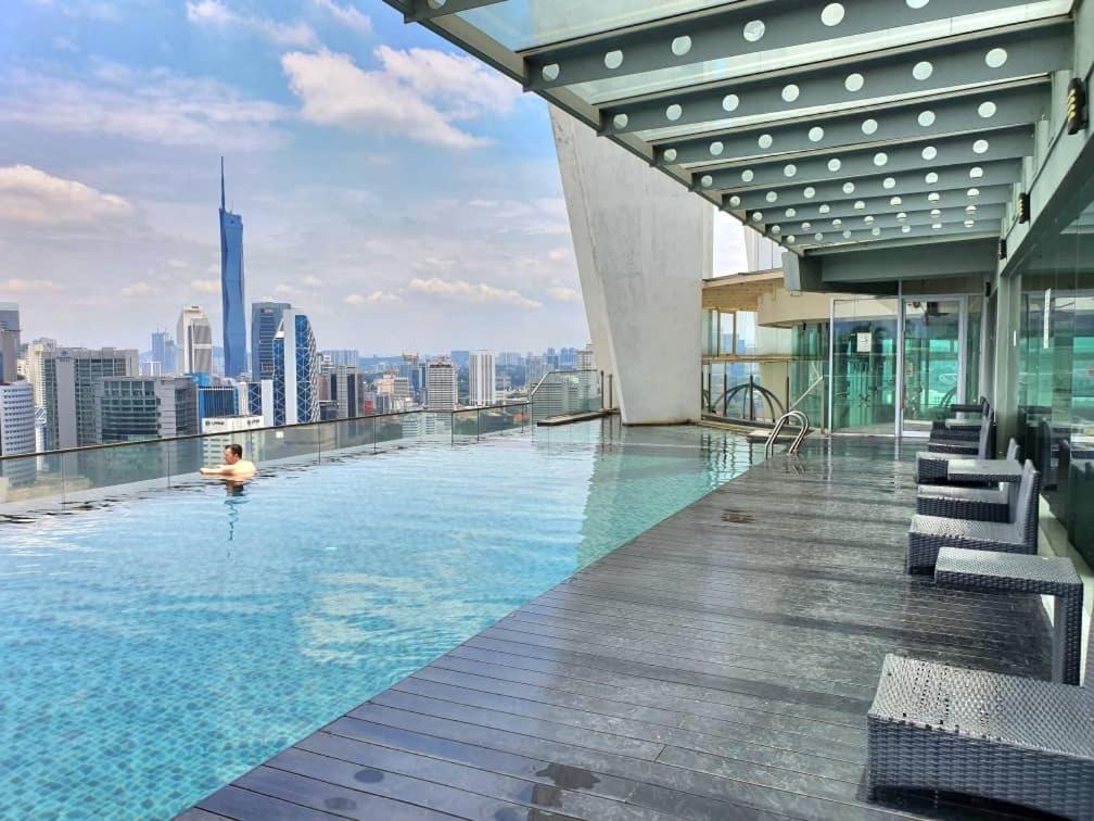 Regalia Suites Klcc View Rooftop Infinity Pool By Angkasa Homes กัวลาลัมเปอร์ ภายนอก รูปภาพ