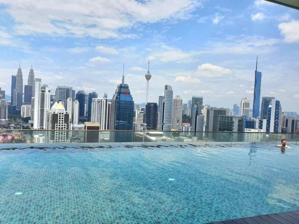 Regalia Suites Klcc View Rooftop Infinity Pool By Angkasa Homes กัวลาลัมเปอร์ ภายนอก รูปภาพ