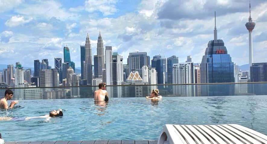 Regalia Suites Klcc View Rooftop Infinity Pool By Angkasa Homes กัวลาลัมเปอร์ ภายนอก รูปภาพ