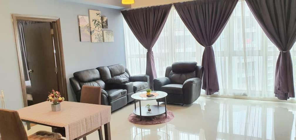 Regalia Suites Klcc View Rooftop Infinity Pool By Angkasa Homes กัวลาลัมเปอร์ ภายนอก รูปภาพ