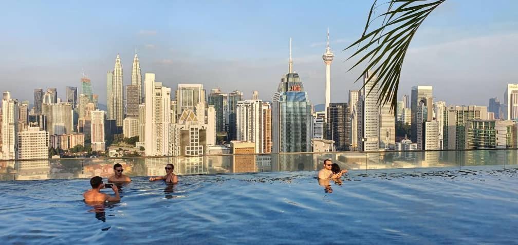 Regalia Suites Klcc View Rooftop Infinity Pool By Angkasa Homes กัวลาลัมเปอร์ ภายนอก รูปภาพ